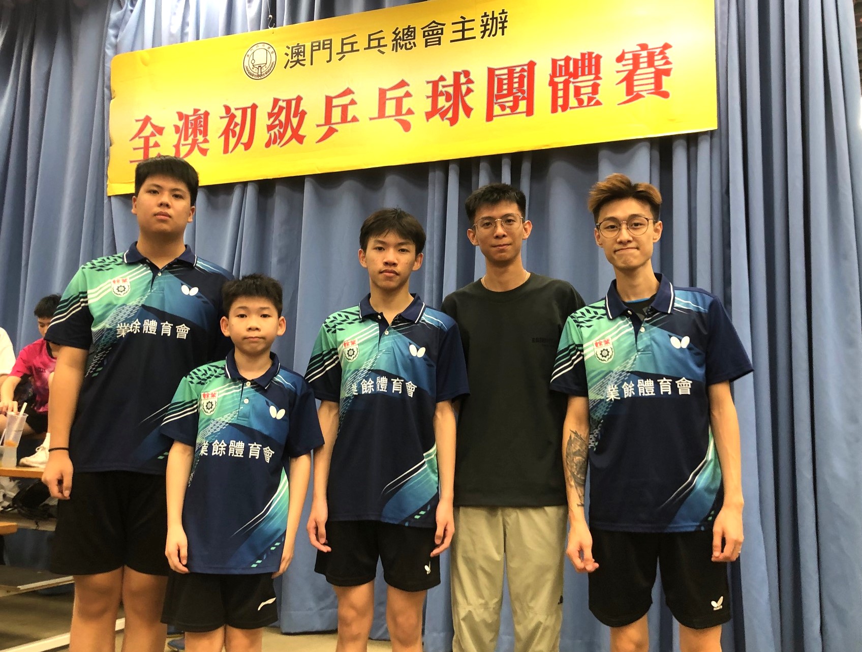 1 業餘A隊奪冠後與教練陳浩麟(右二)合照.jpg